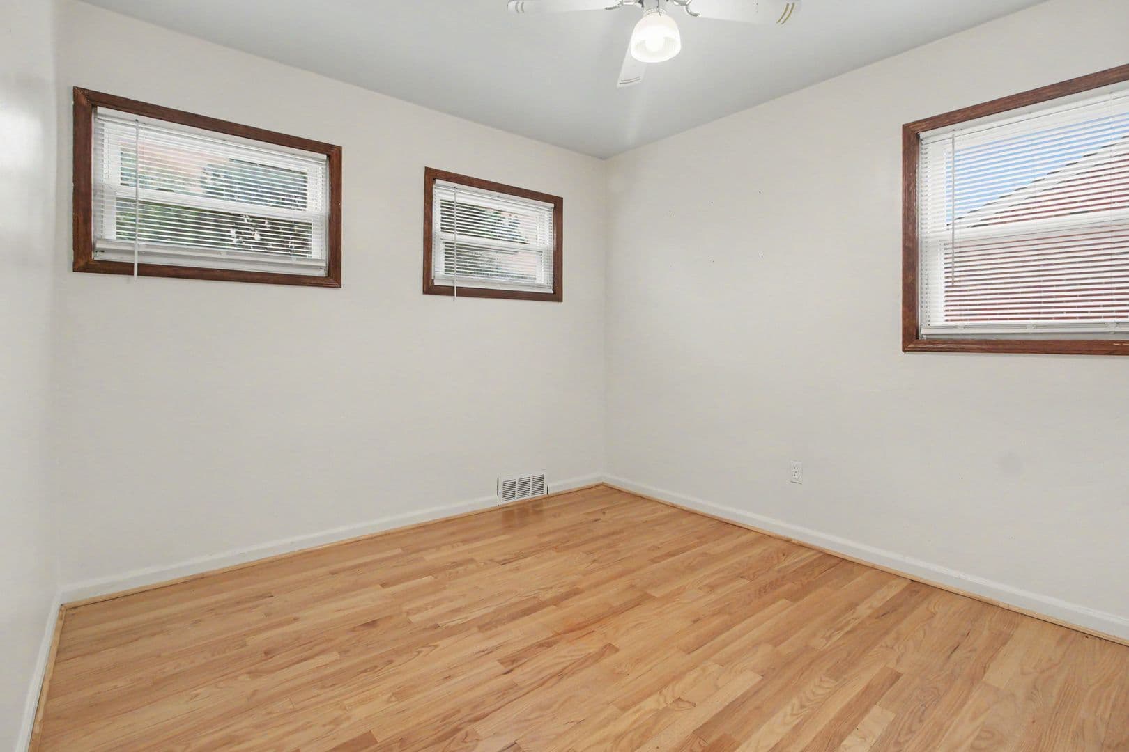 LIVONIA House: 29138 HATHAWAY ST.