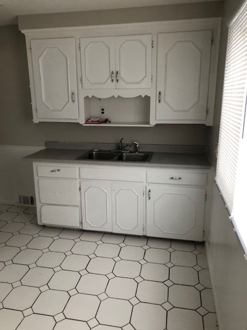 REDFORD House: 18483 DENBY