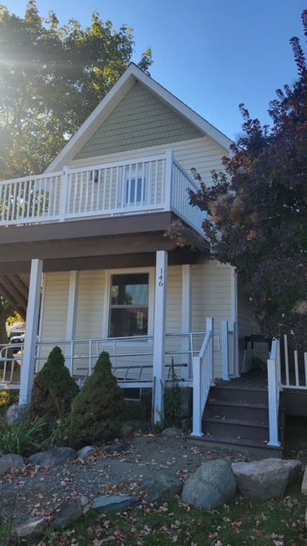 STOCKBRIDGE House: 146 S CLINTON ST.