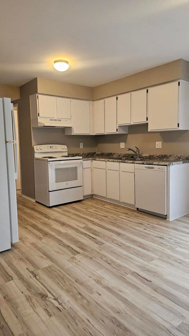 CANTON Apartment: 2050 N. SHELDON