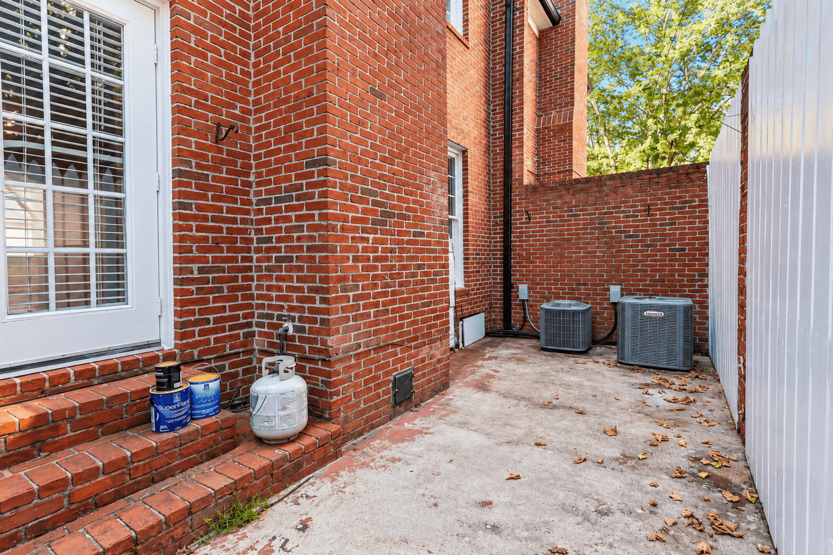 Rome Apartment: 311 E 2nd Ave