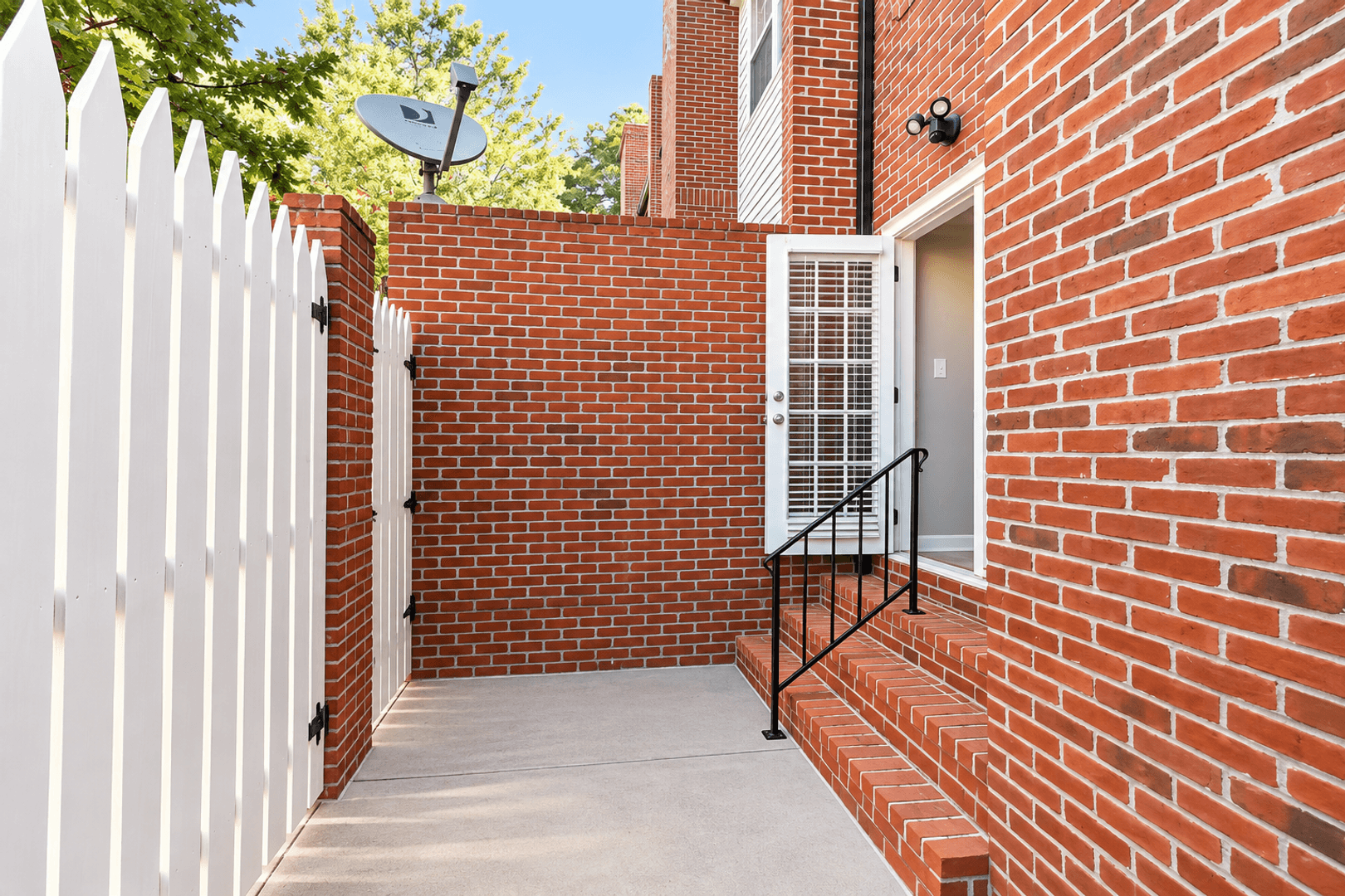 Rome Apartment: 311 E 2nd Ave