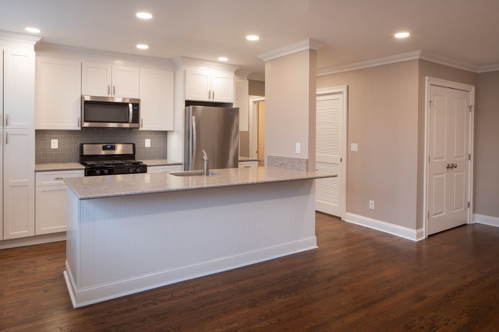 Bergenfield Apartment: 16 Hickory Avenue