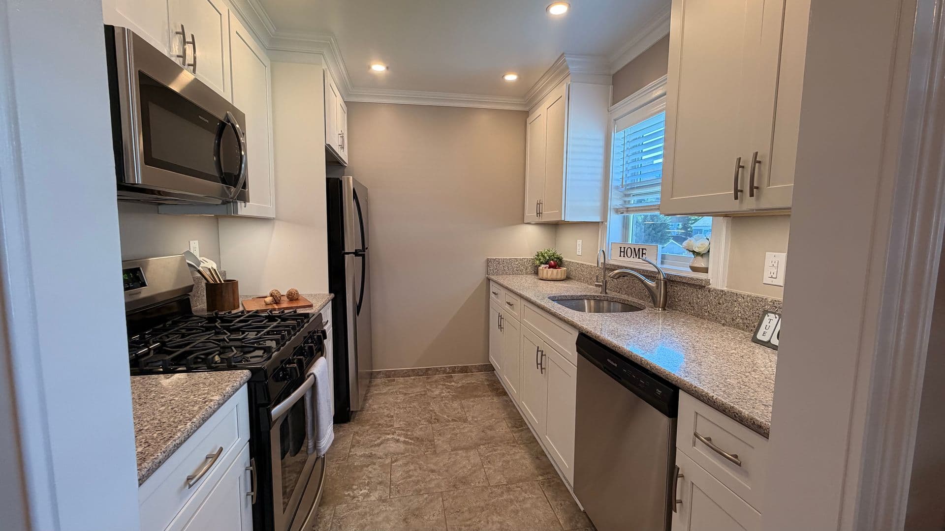 Leonia Apartment: 405 - 425 Broad Avenue,