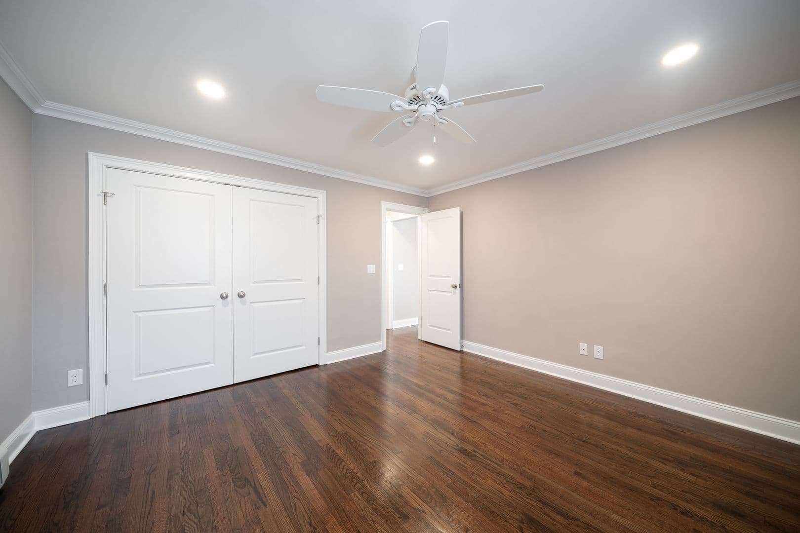 Bergenfield Apartment: 16 Hickory Avenue