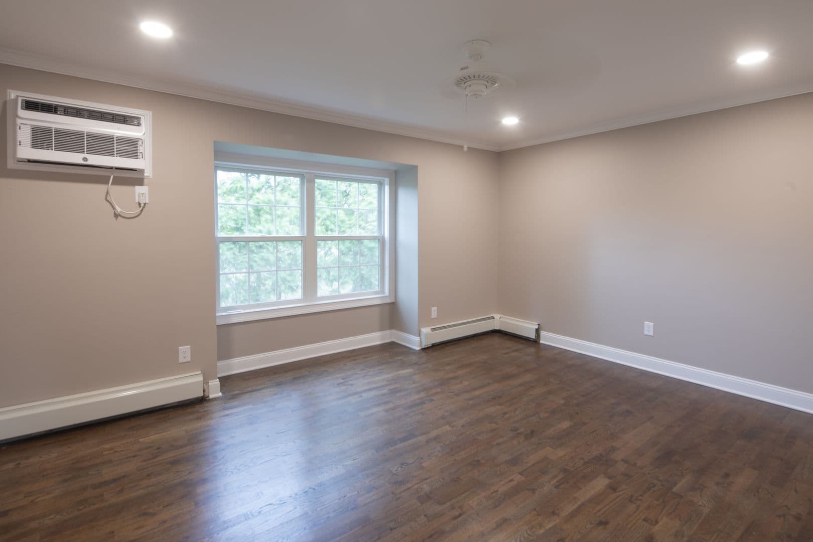 Westwood Apartment: 19 & 57 Crest Street