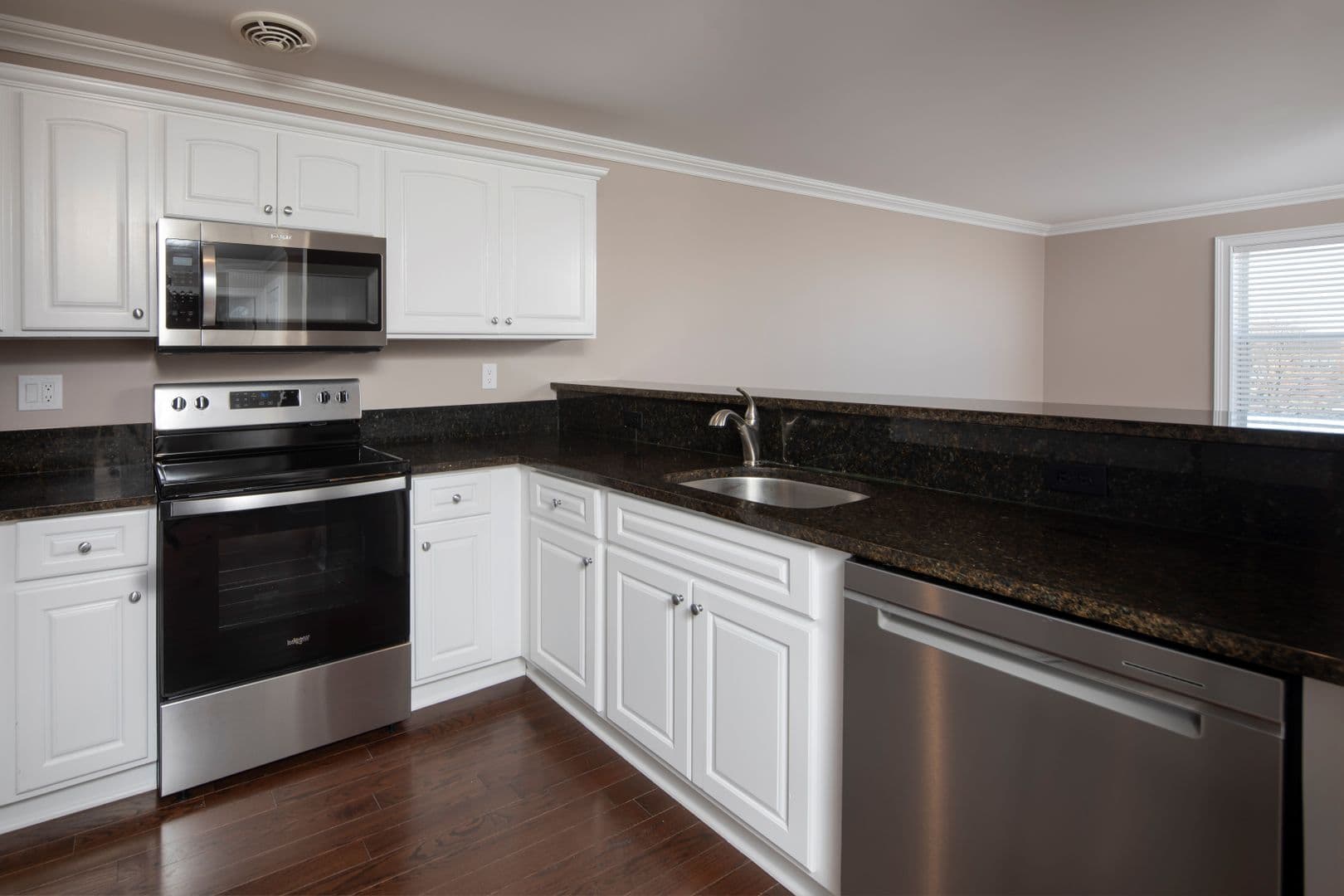 Bergenfield Apartment: 47 Legion Drive