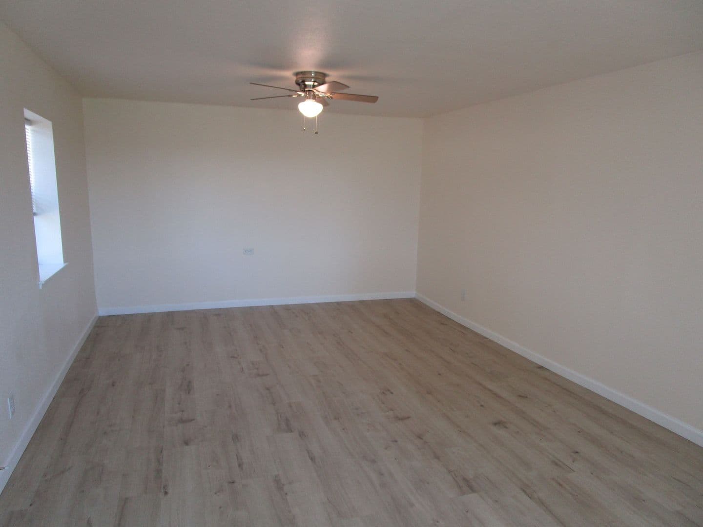 Oakley House: 4768-29L Sandmound Blvd.