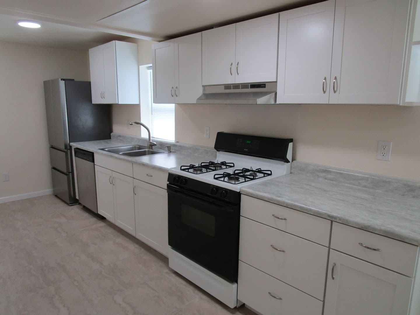 Oakley House: 4768-29L Sandmound Blvd.