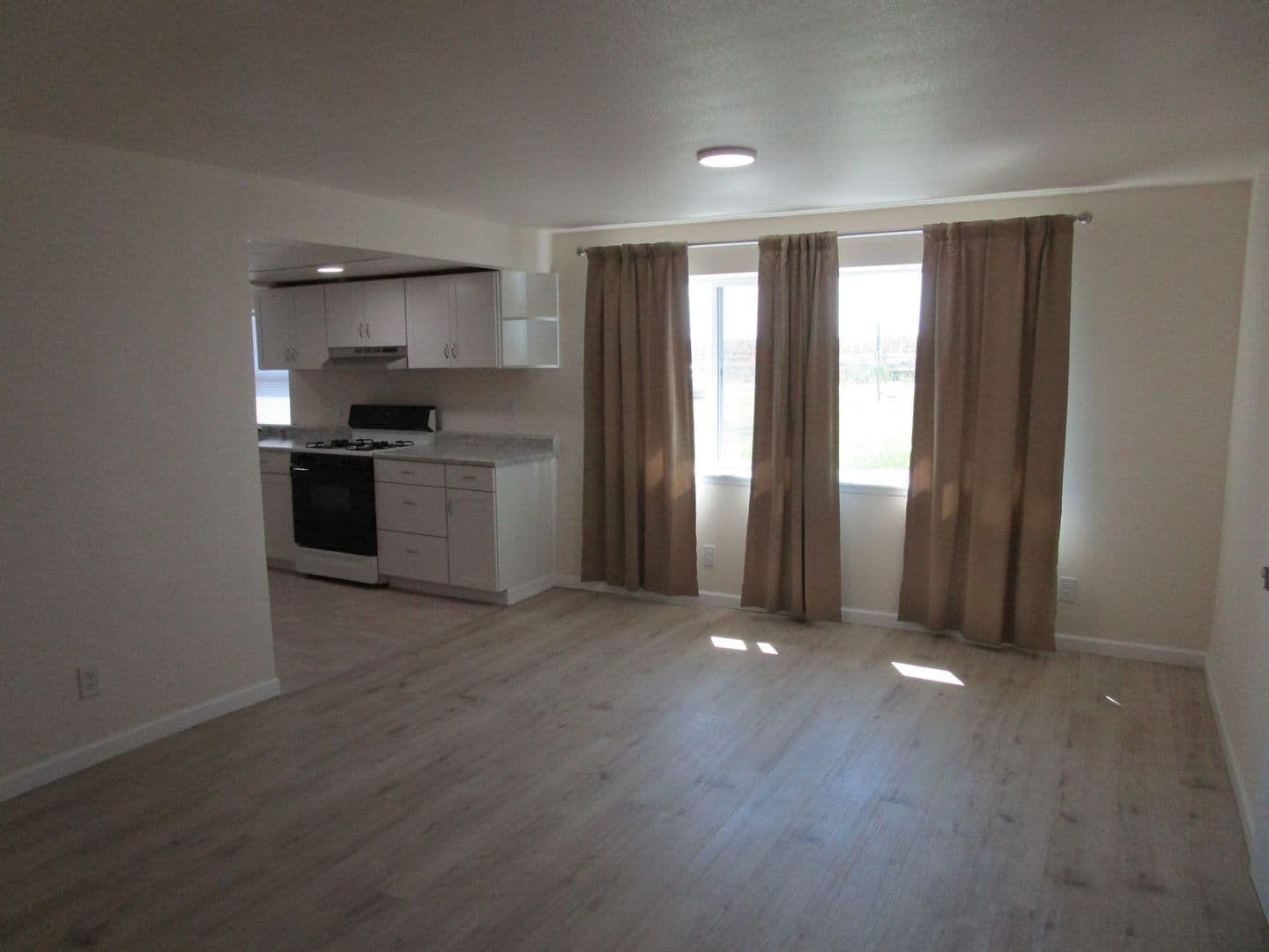 Oakley House: 4768-29L Sandmound Blvd.