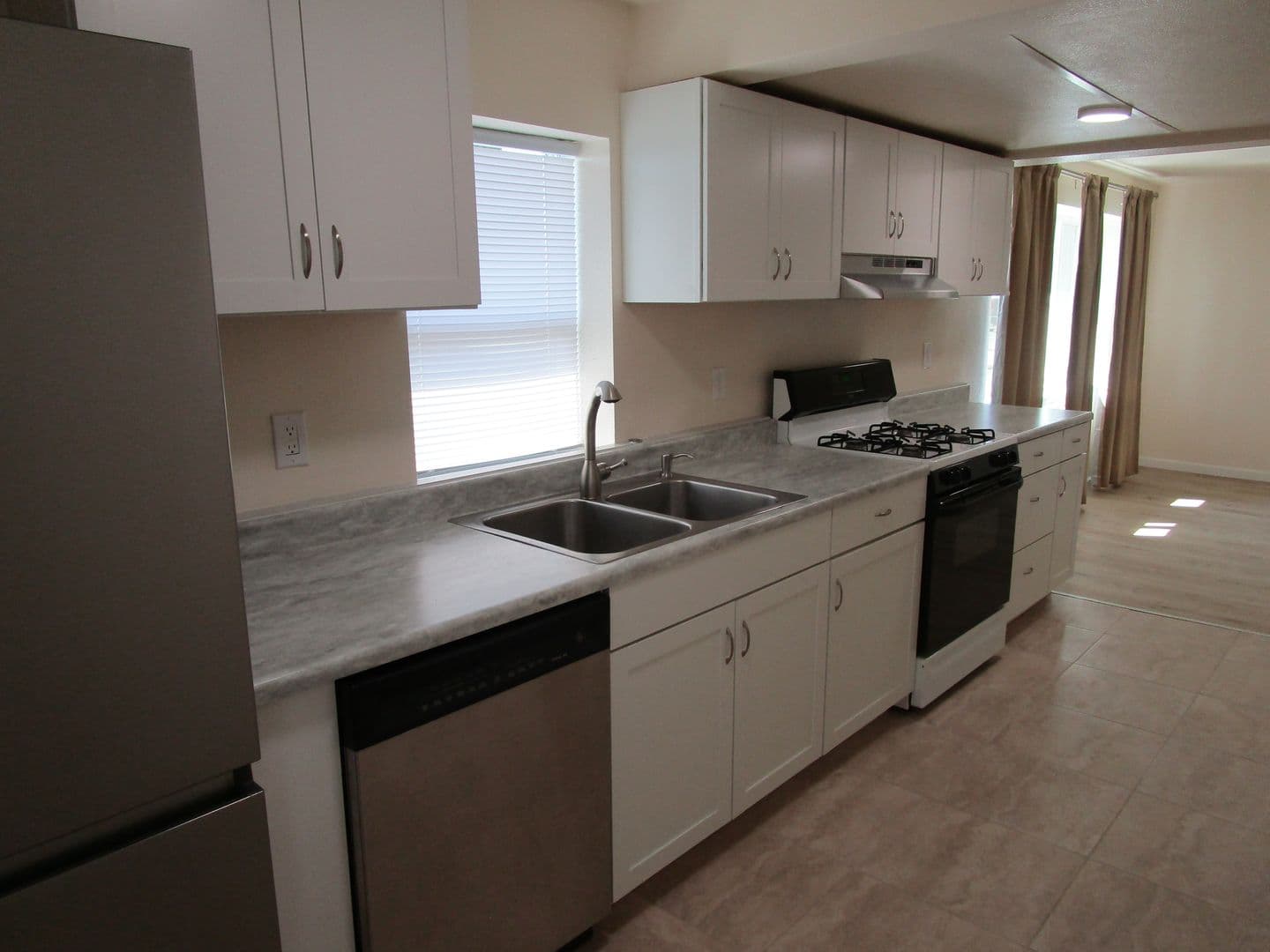 Oakley House: 4768-29L Sandmound Blvd.