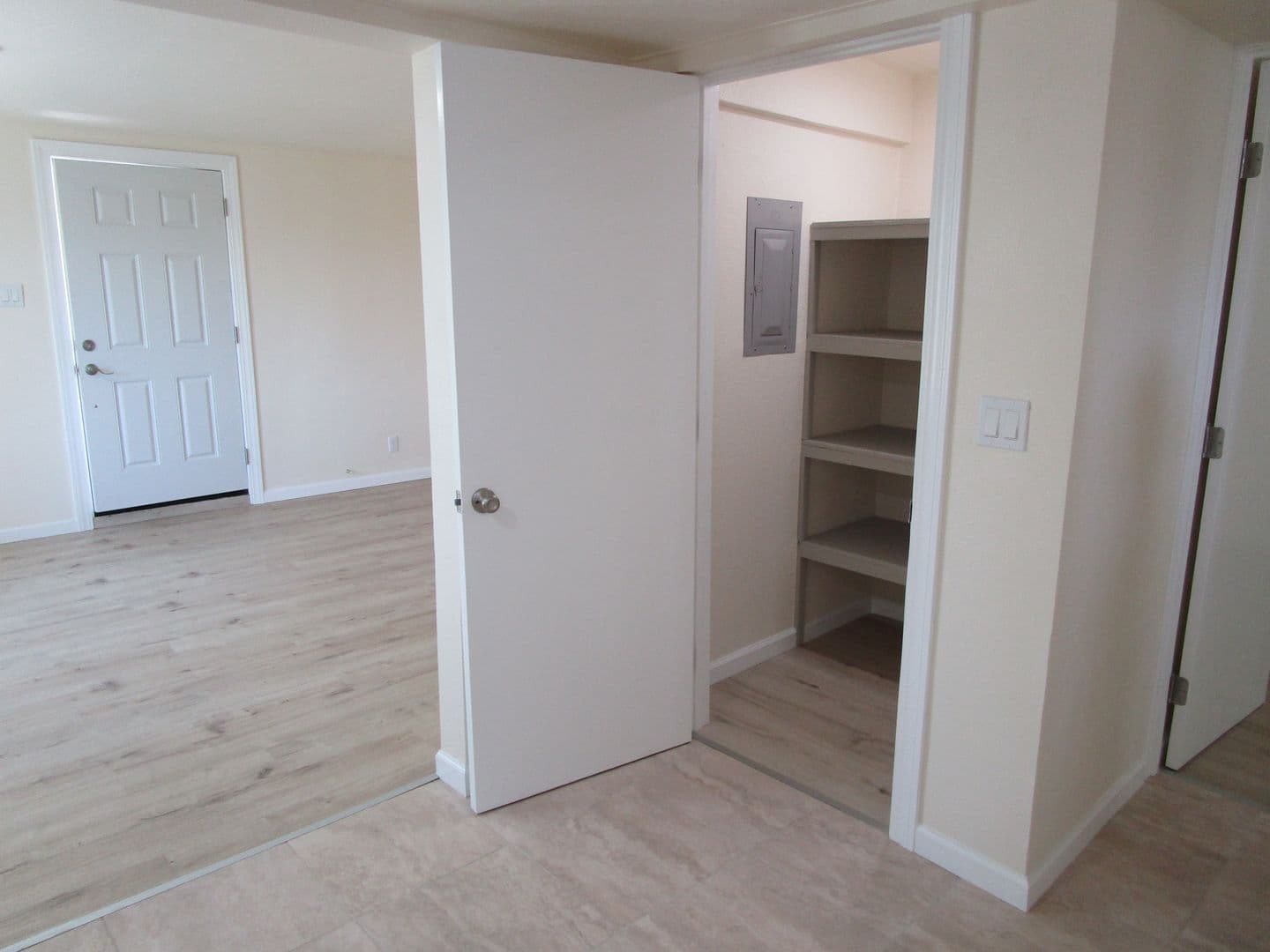 Oakley House: 4768-29L Sandmound Blvd.
