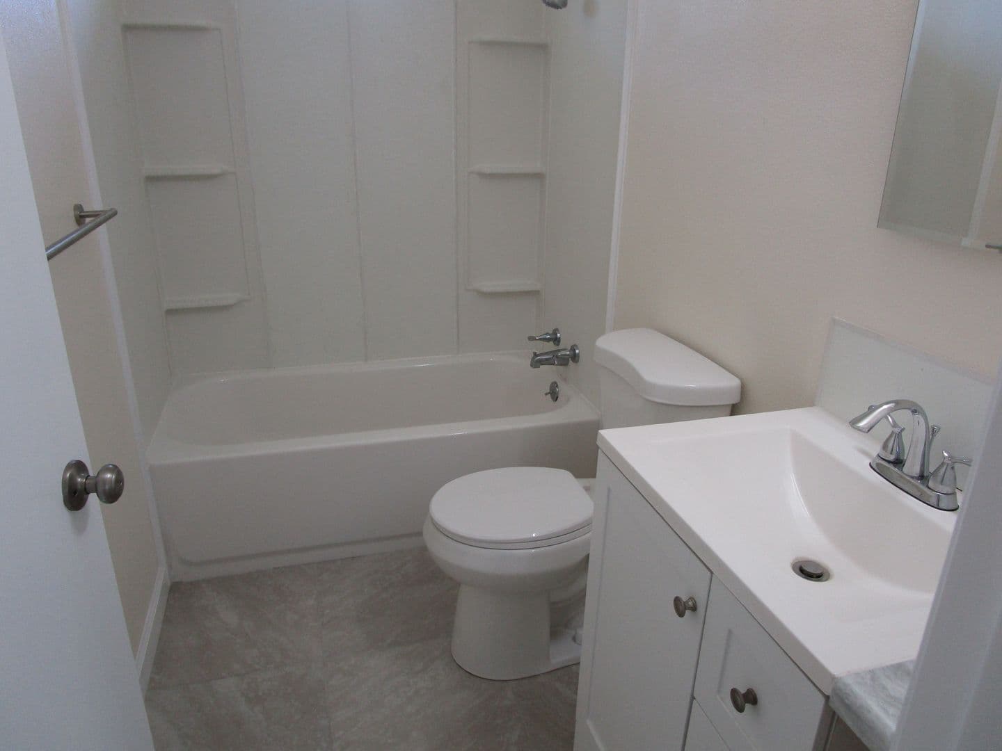 Oakley House: 4768-29L Sandmound Blvd.