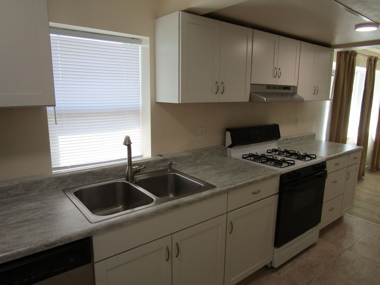 Oakley House: 4768-29L Sandmound Blvd.