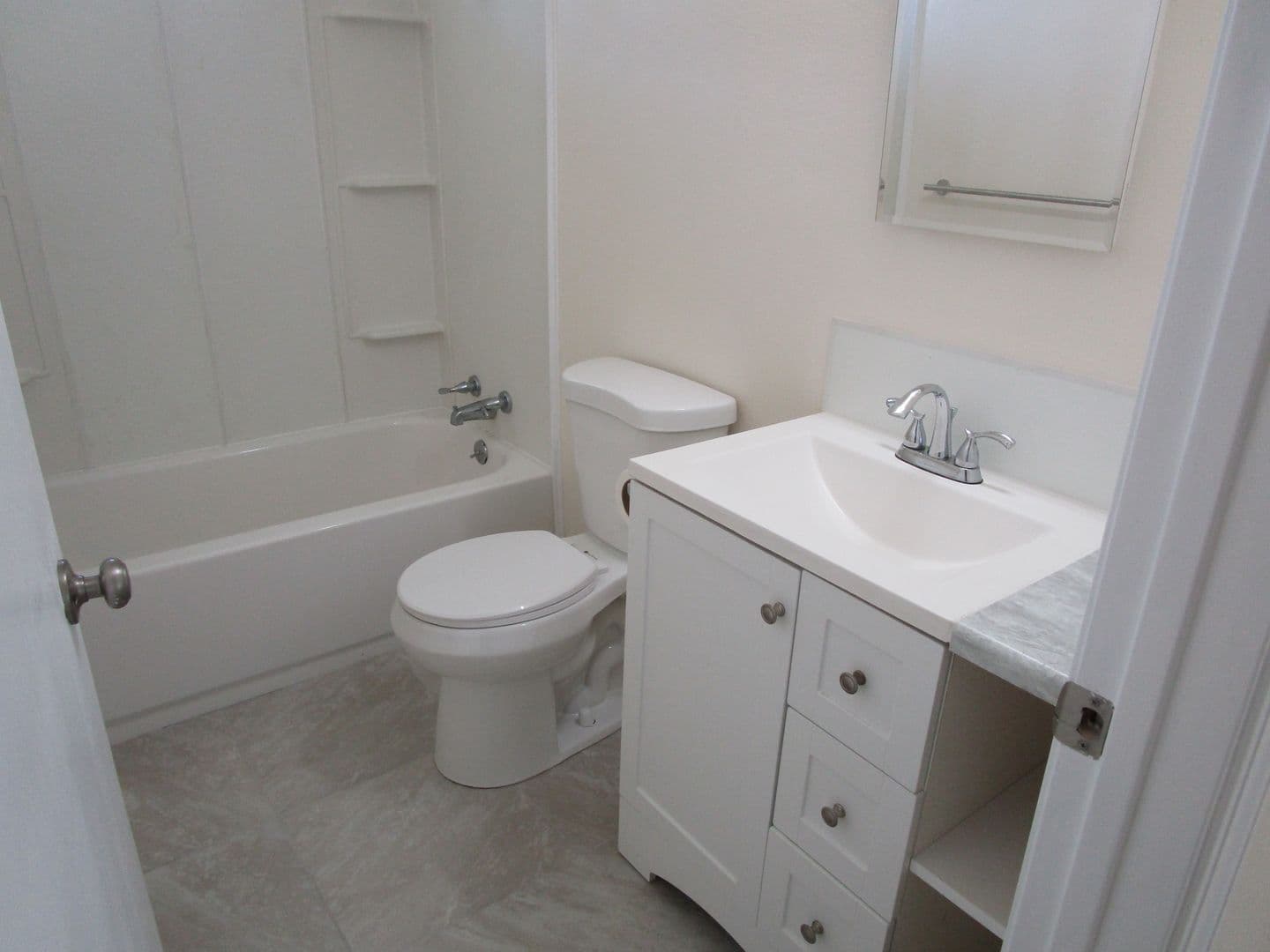 Oakley House: 4768-29L Sandmound Blvd.