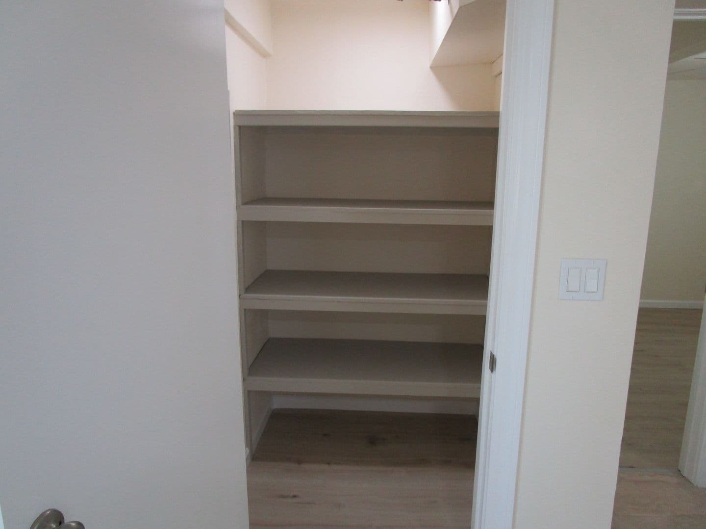 Oakley House: 4768-29L Sandmound Blvd.