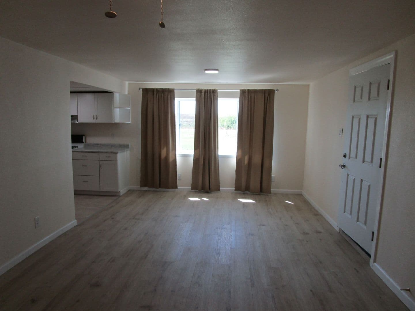 Oakley House: 4768-29L Sandmound Blvd.