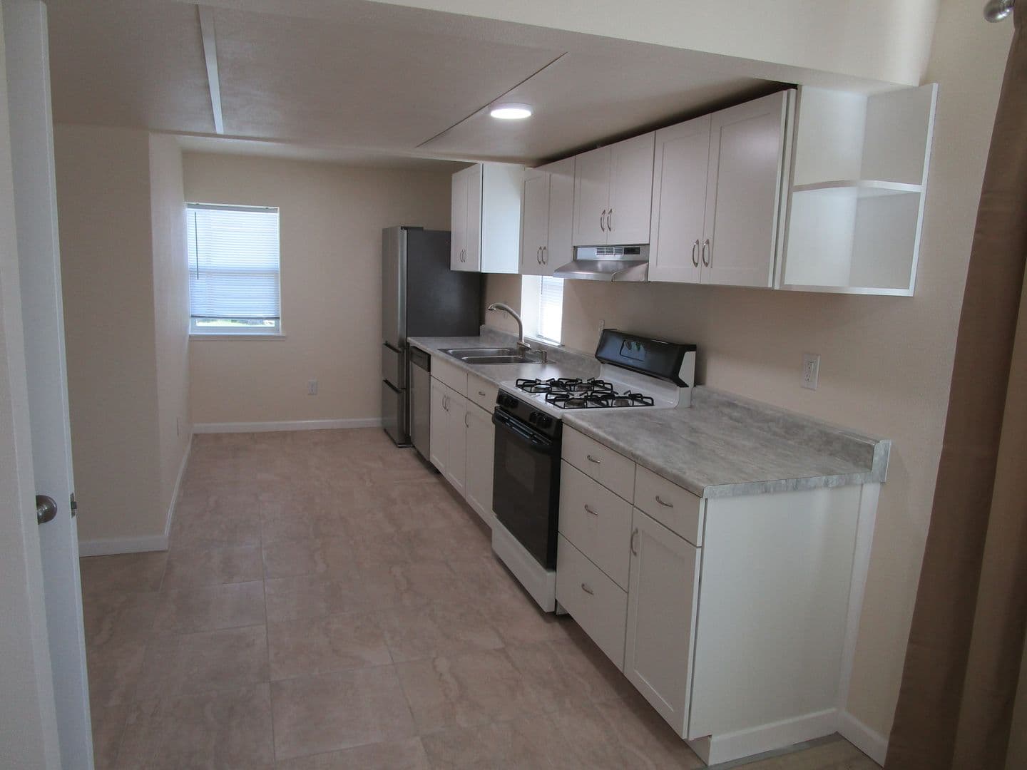 Oakley House: 4768-29L Sandmound Blvd.