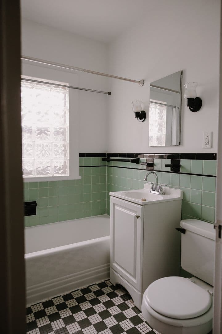 Minneapolis Apartment: 2549 Harriet Ave