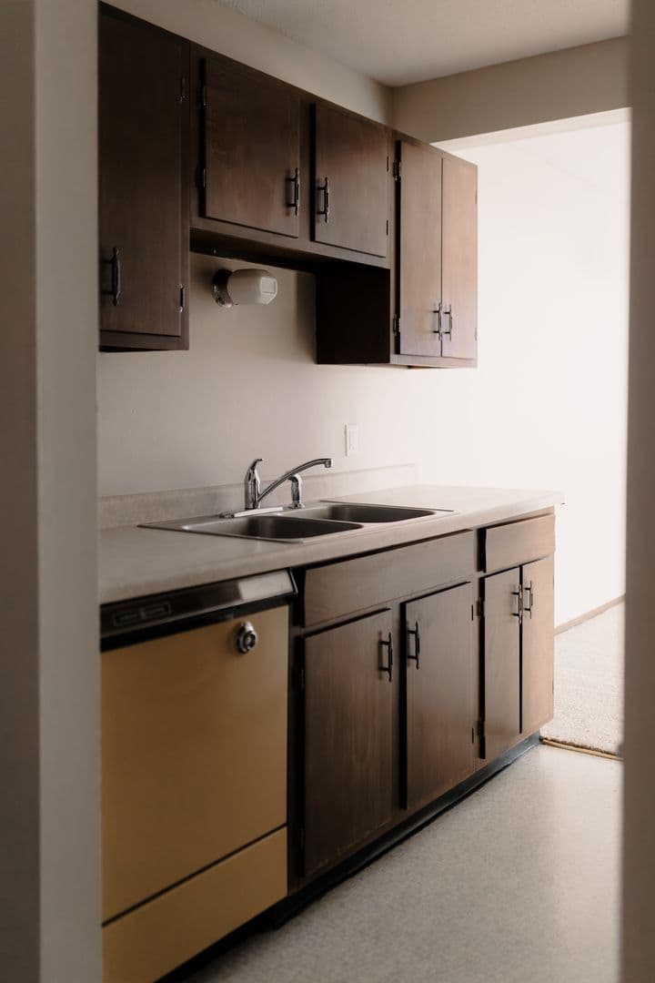 Litchfield Apartment: 810 E 2nd St