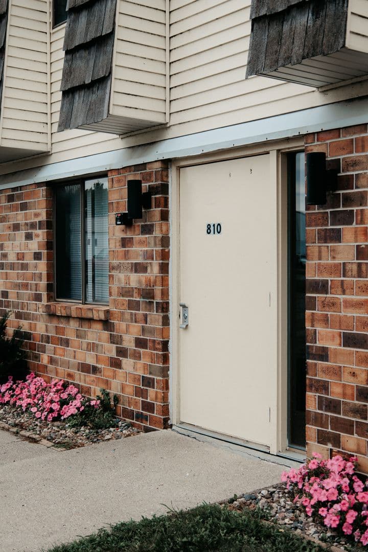Litchfield Apartment: 810 E 2nd St