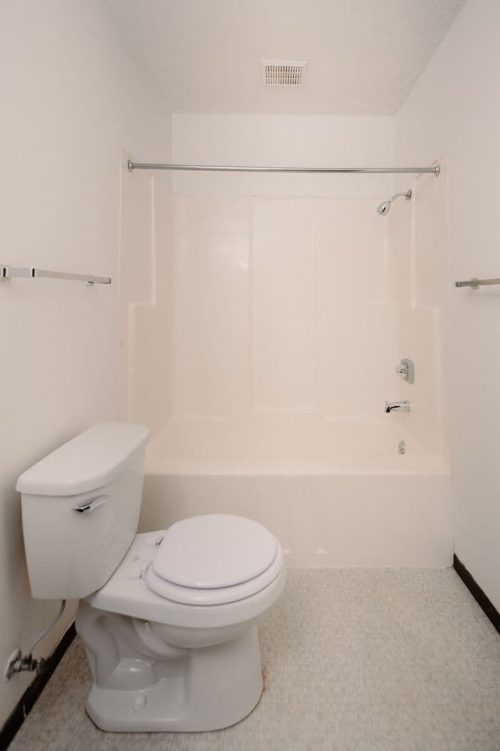 Litchfield Apartment: 810 E 2nd St