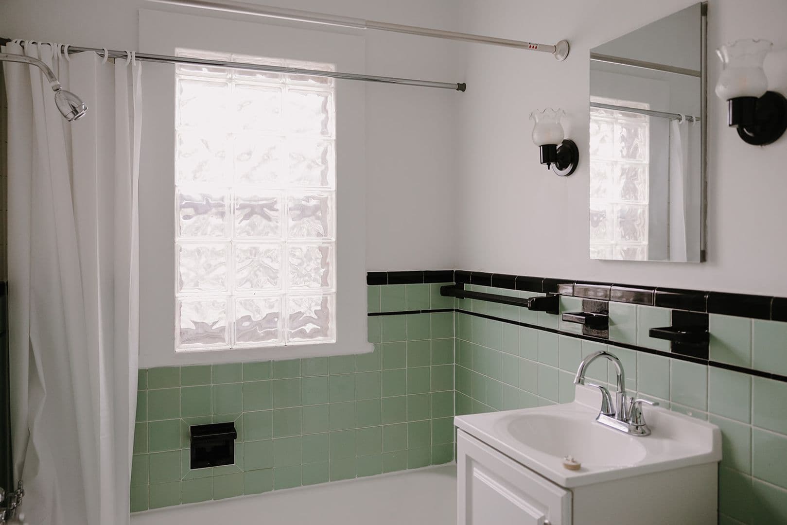 Minneapolis Apartment: 2549 Harriet Ave
