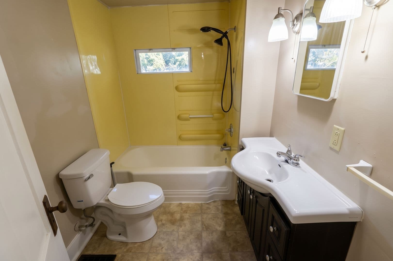 Flushing Apartment: 320 E High St