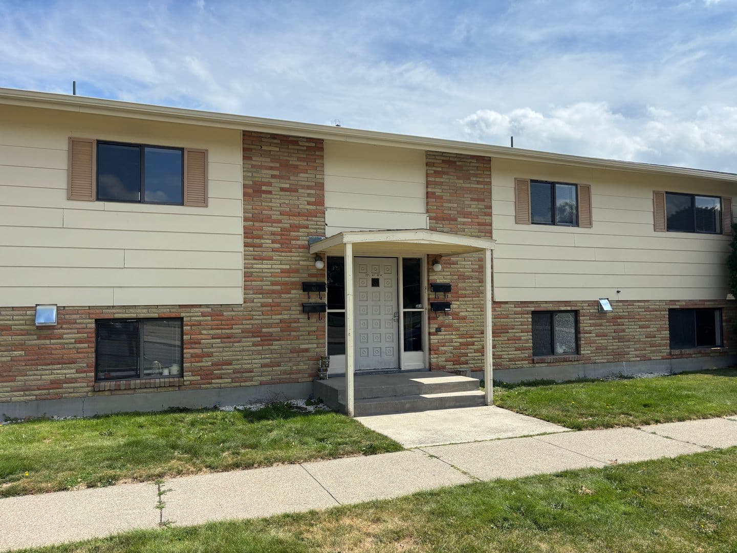Billings Apartment: 221 21st St W Units 1-4