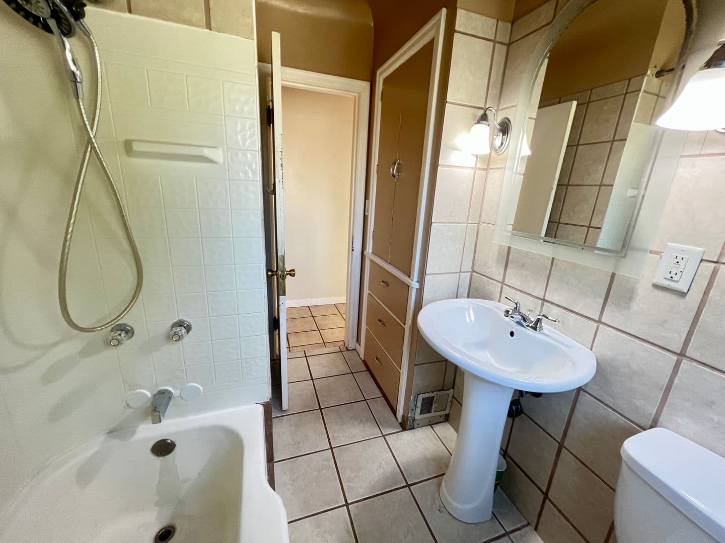 Billings Apartment: 617 & 617 1/2 Grand Ave