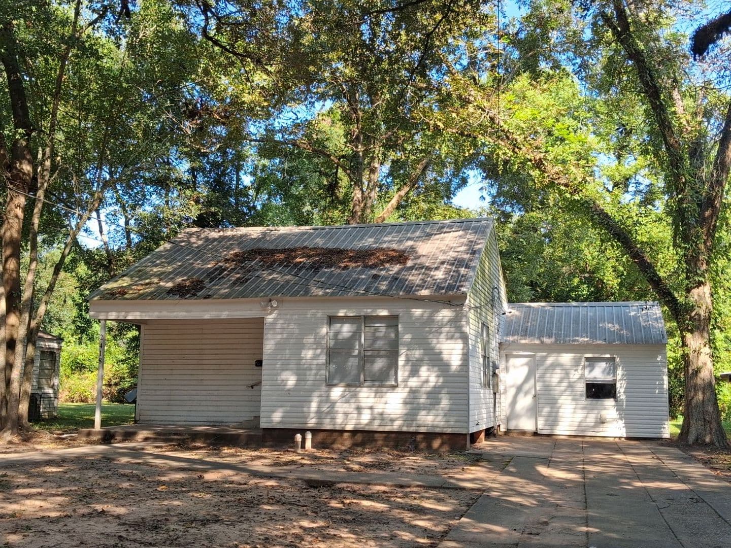 Alexandria House: 2418 Alma St