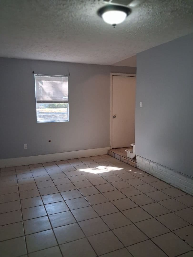 Alexandria House: 2418 Alma St