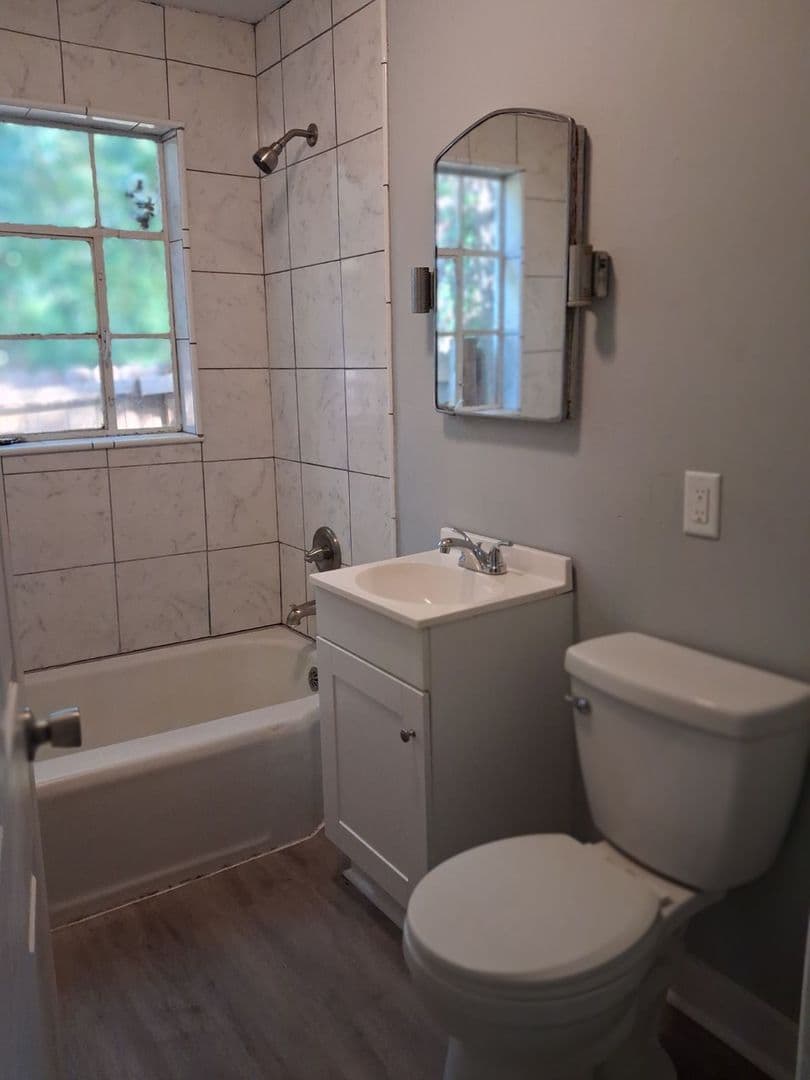 Alexandria House: 2418 Alma St
