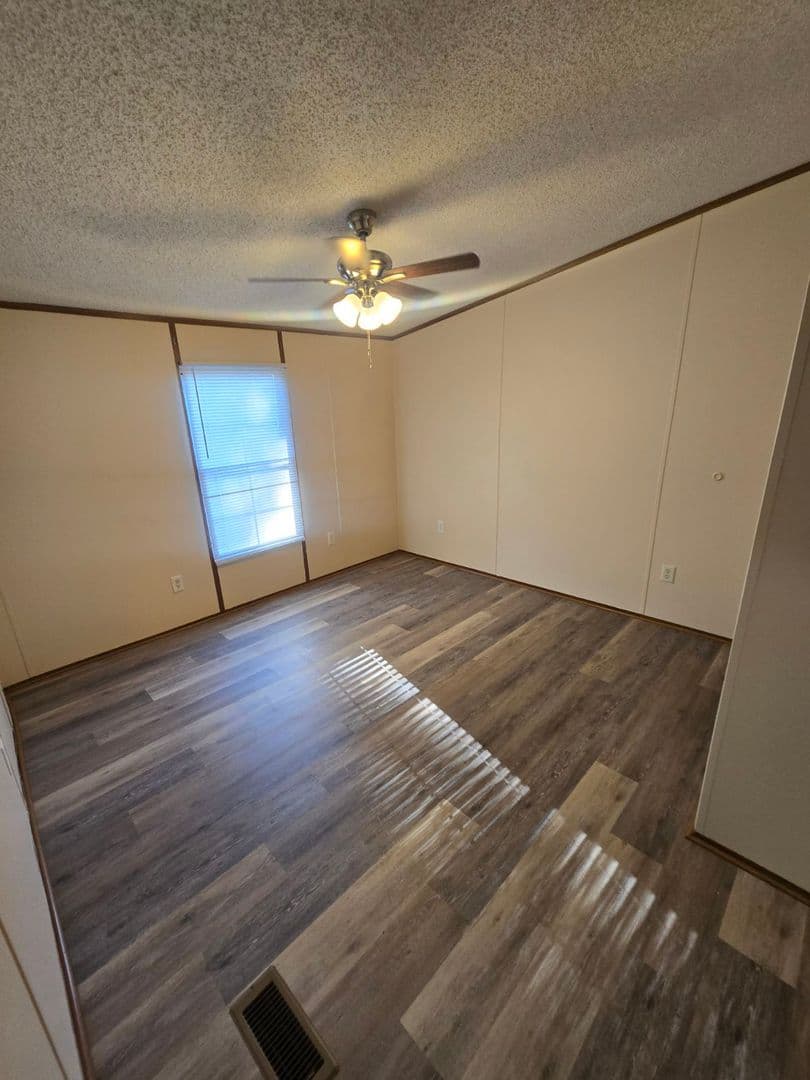 Dry Prong Apartment: 21459 Highway 167