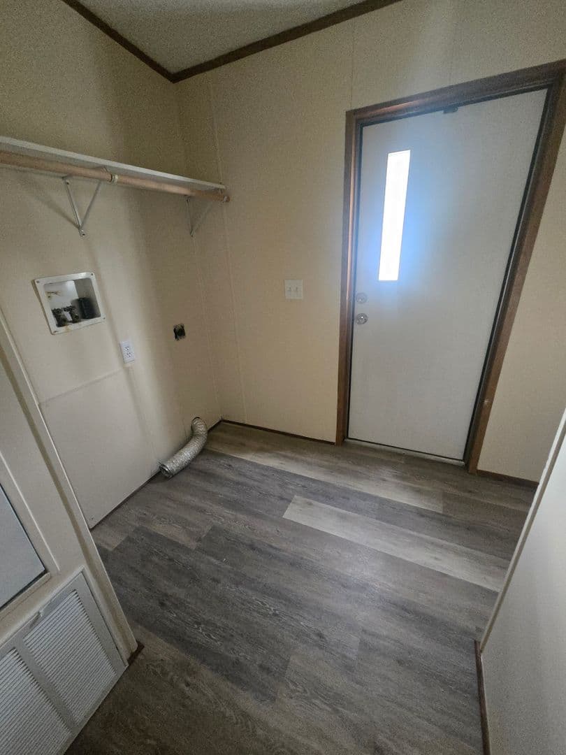 Dry Prong Apartment: 21459 Highway 167