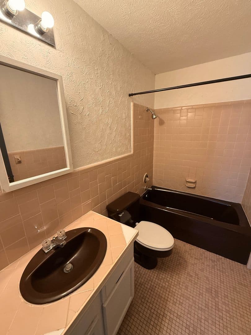 Alexandria Apartment: 2802 - 2804 Horseshoe Drive