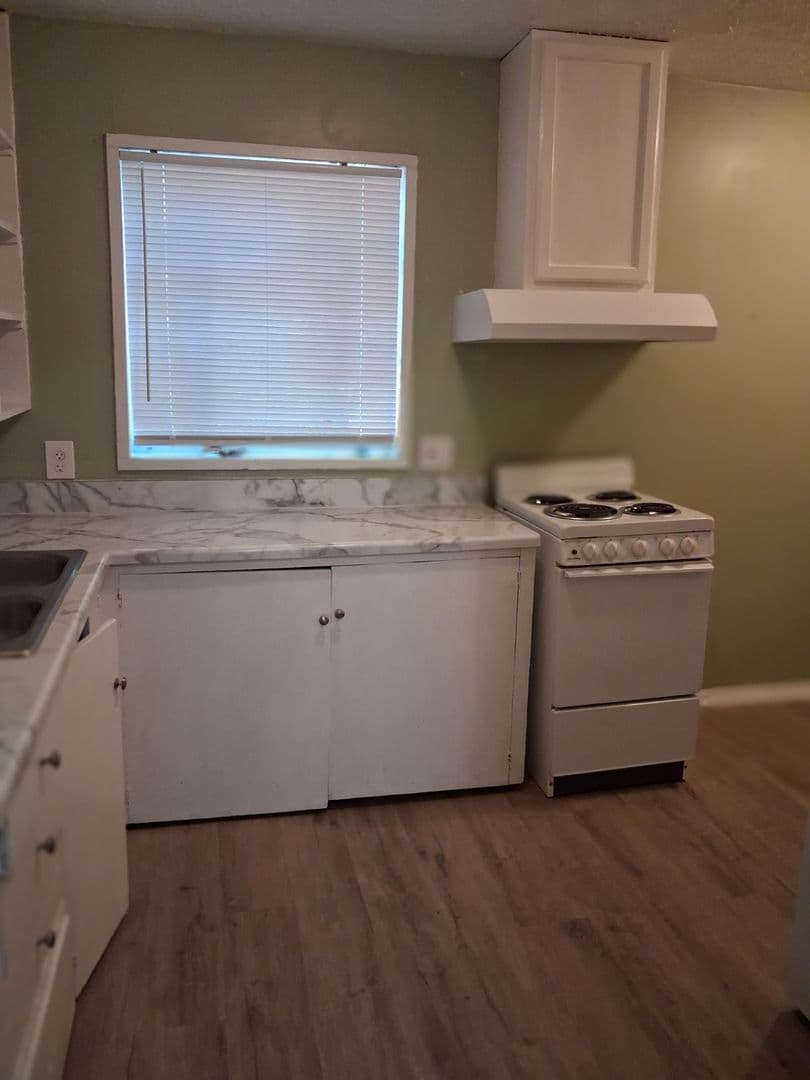 Alexandria House: 2418 Alma St