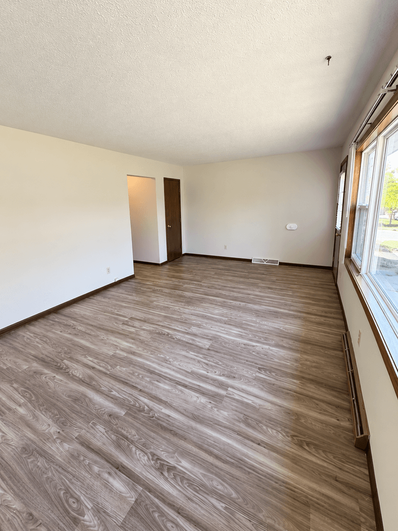 Eau Claire Apartment: 2820-2822 Beverly Hills Dr