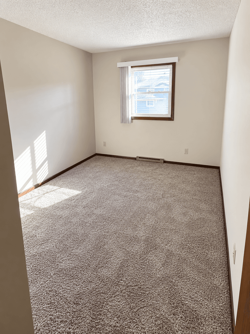 Eau Claire Apartment: 2820-2822 Beverly Hills Dr