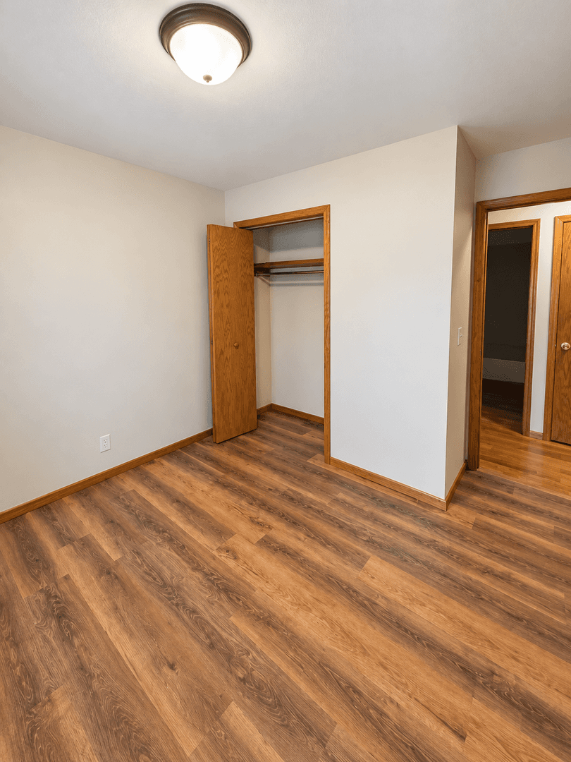 Eau Claire House: 211 Joan St