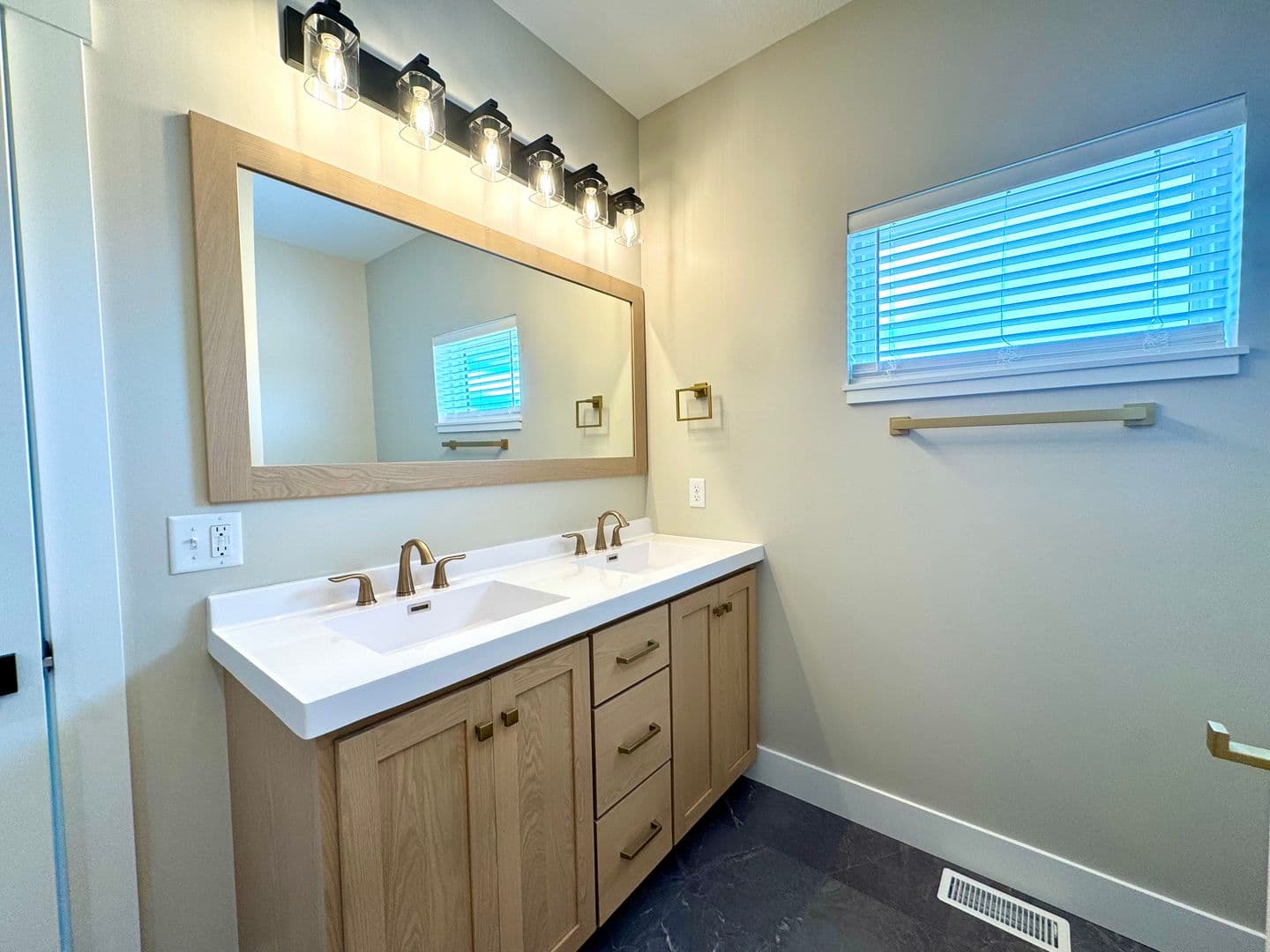 altoona Apartment: 1605-1623 Planert Place