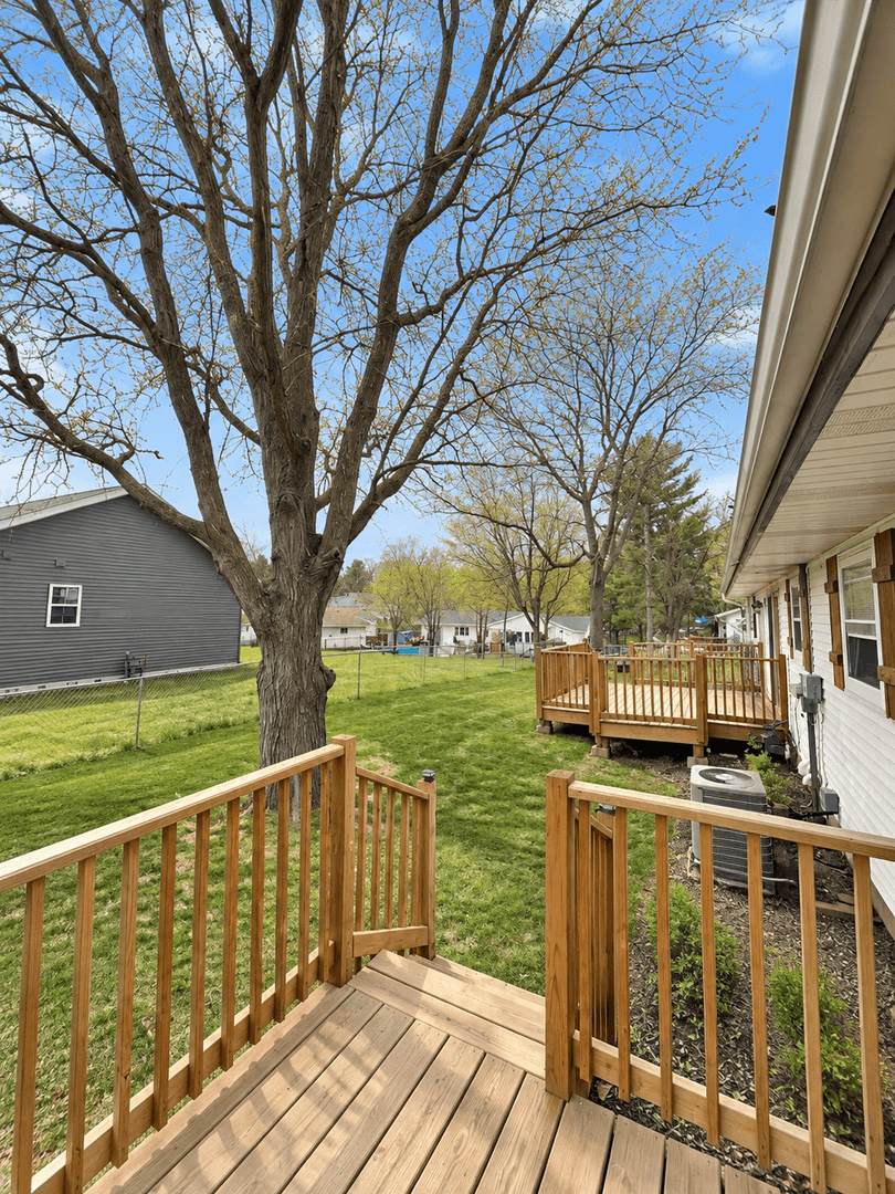 Eau Claire House: 211 Joan St