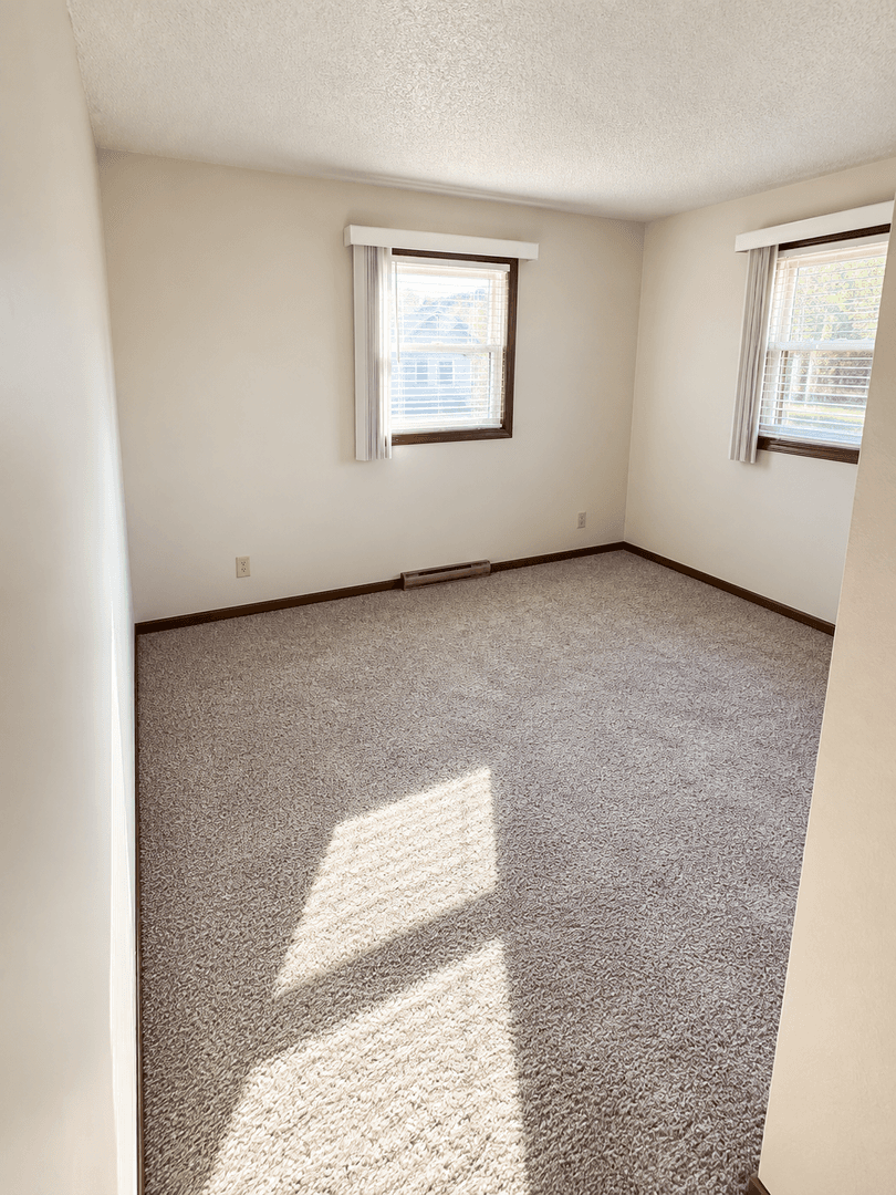 Eau Claire Apartment: 2820-2822 Beverly Hills Dr