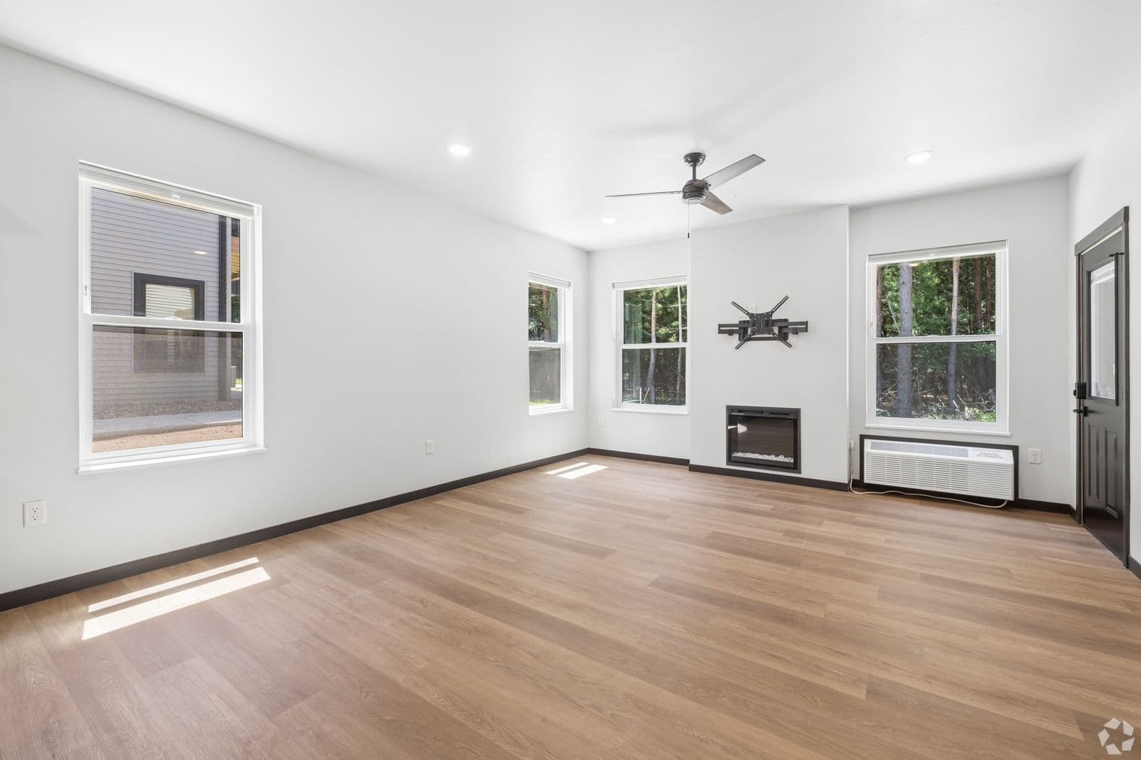 Altoona Apartment: 300 Yellowstone Tr & 676/708/736/756 Yosemite Way