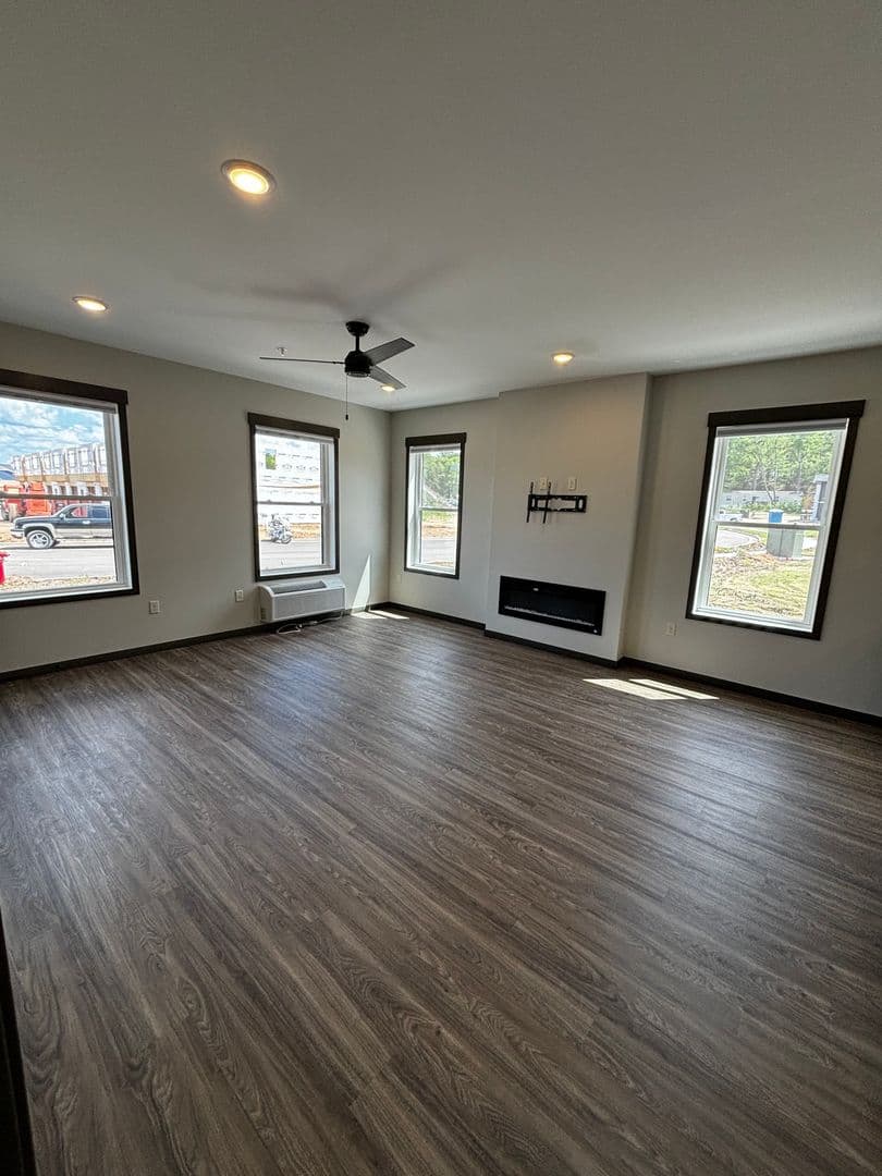Altoona Apartment: 681, 701, 713, 743 Yosemite Way