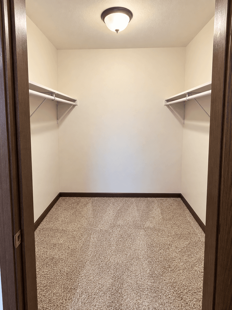 Chippewa Falls Apartment: 557 E Park Ave