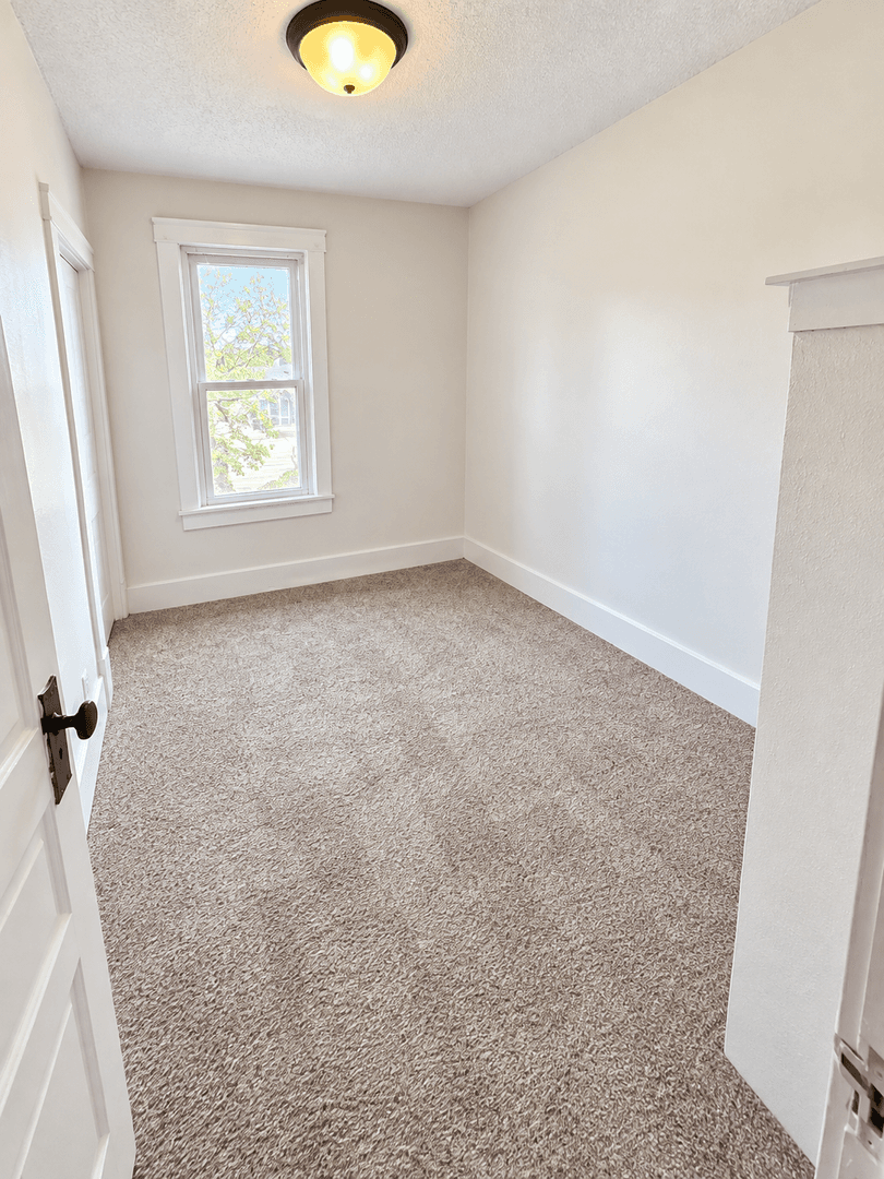 Eau Claire Apartment: 611 - 611 1/2 Bergen Ave