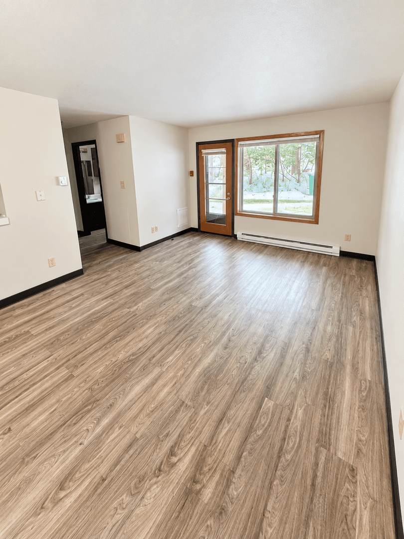 Chippewa Falls Apartment: 557 E Park Ave