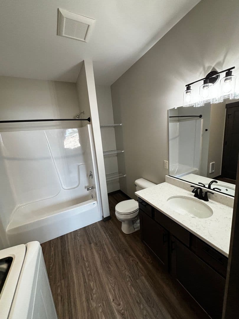 Altoona Apartment: 681, 701, 713, 743 Yosemite Way