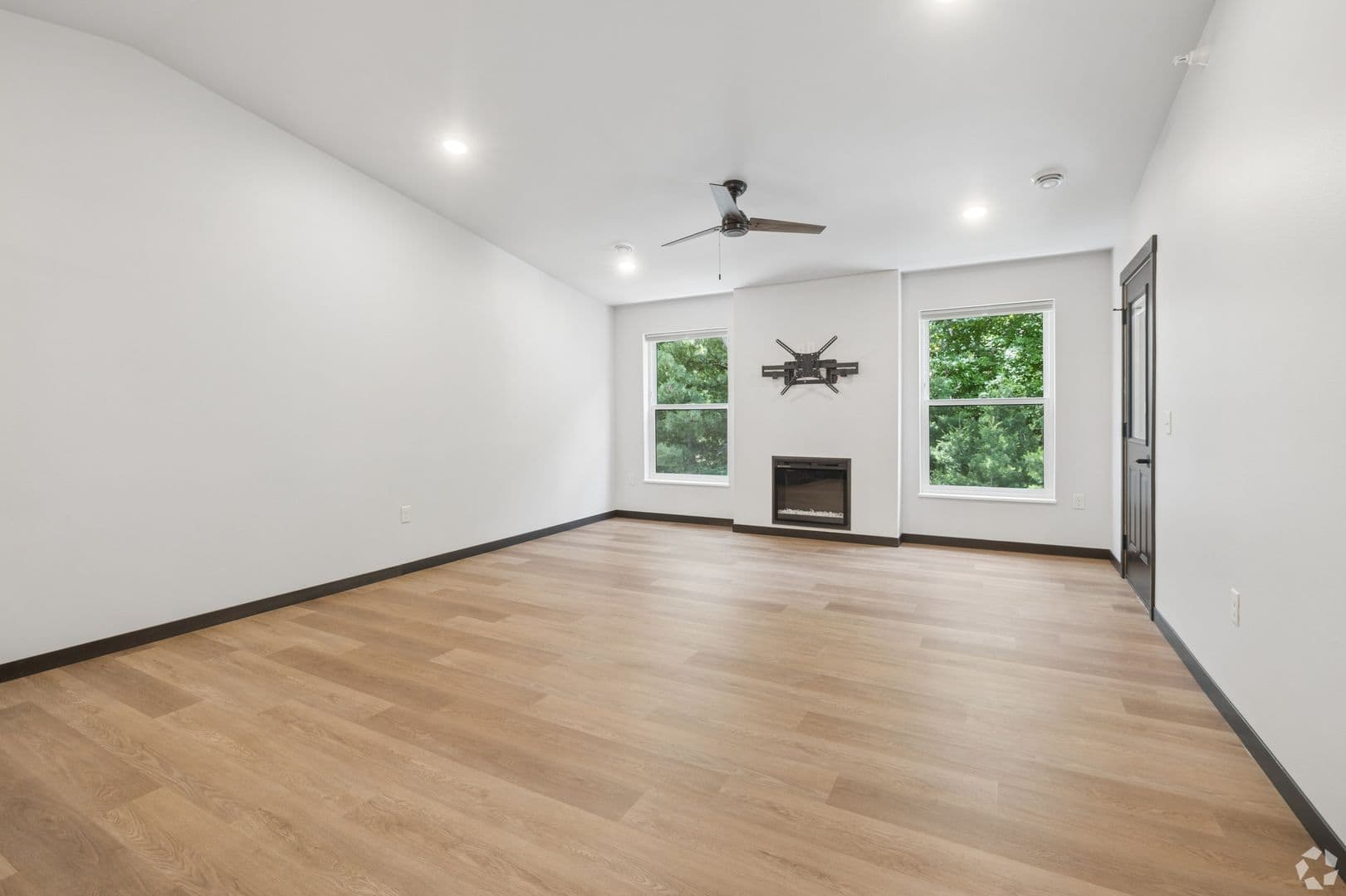 Altoona Apartment: 300 Yellowstone Tr & 676/708/736/756 Yosemite Way